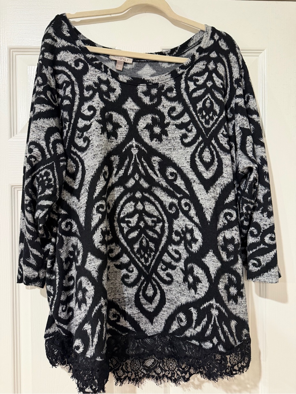 Roz & Ali Black and Gray Patterned Lace-Hem Top